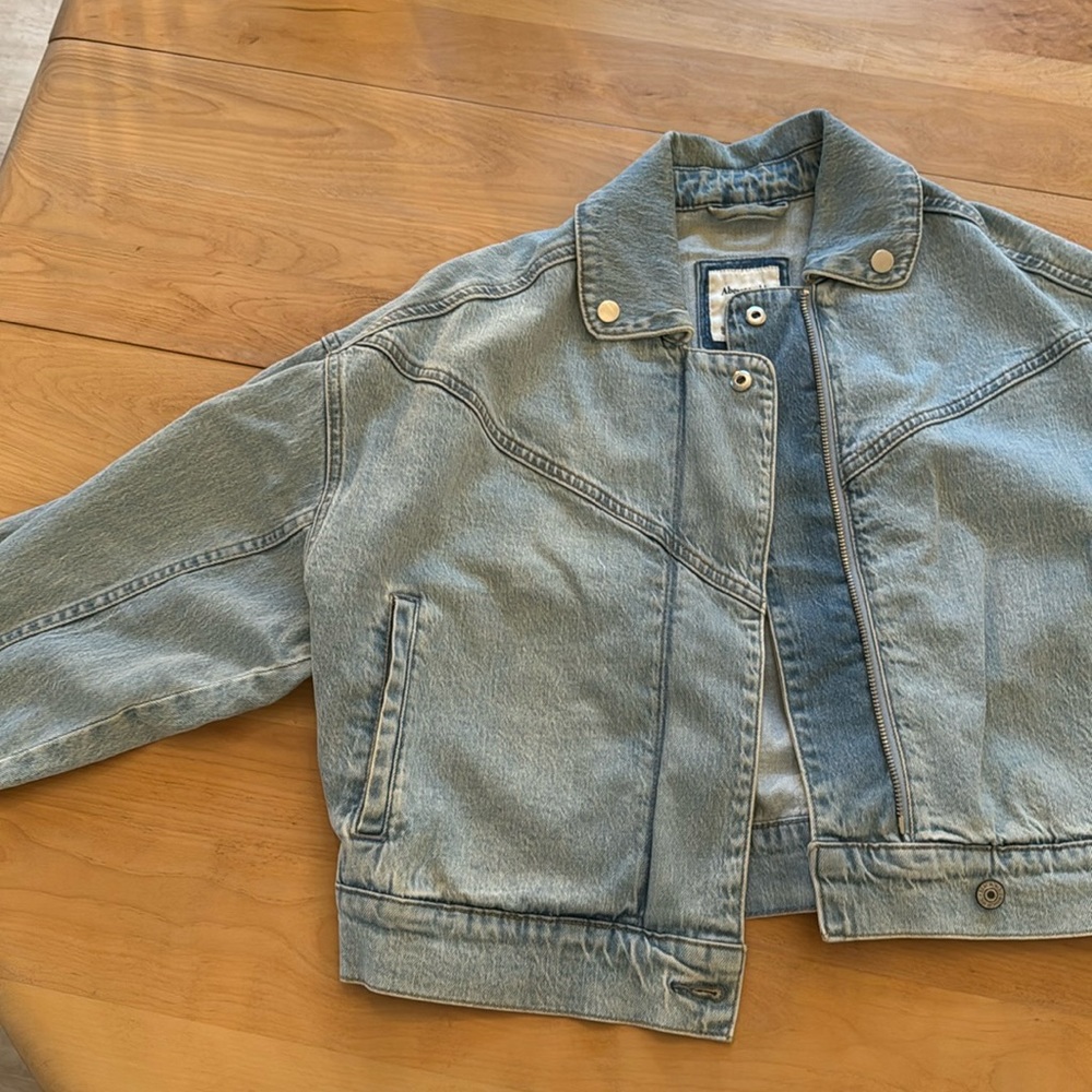 Abercrombie & Fitch Cropped Denim Jacket